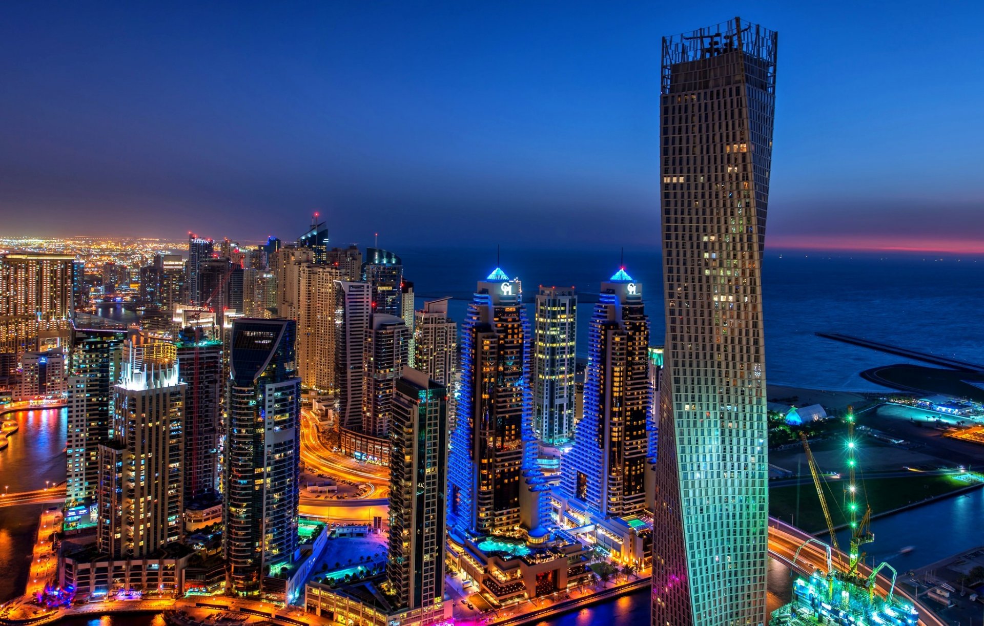 dubai dubai marina emiratos árabes unidos ciudad noche luces iluminación panorama edificios rascacielos rascacielos casas carreteras bahía iluminación