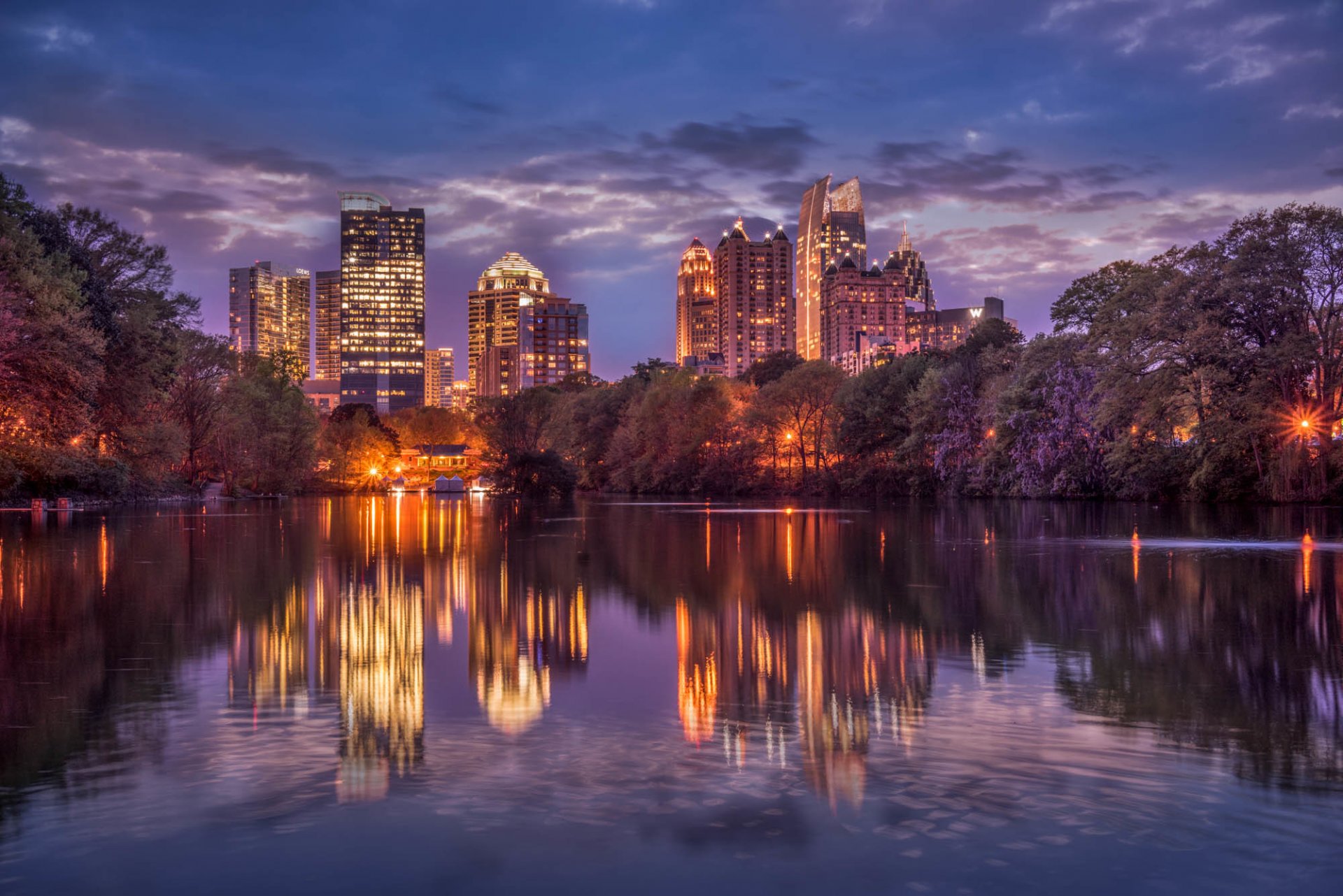 atlanta georgia estados unidos árboles río piamonte parque midtown georgia ciudad noche casas rascacielos iluminación luces cielo nubes reflexión