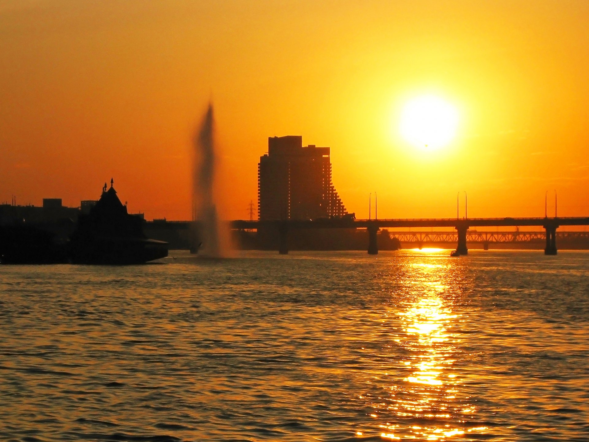 dnepropetrovsk ciudad ucrania vela puente tarde puesta de sol fuente dnieper reflexión resplandor sol río agua