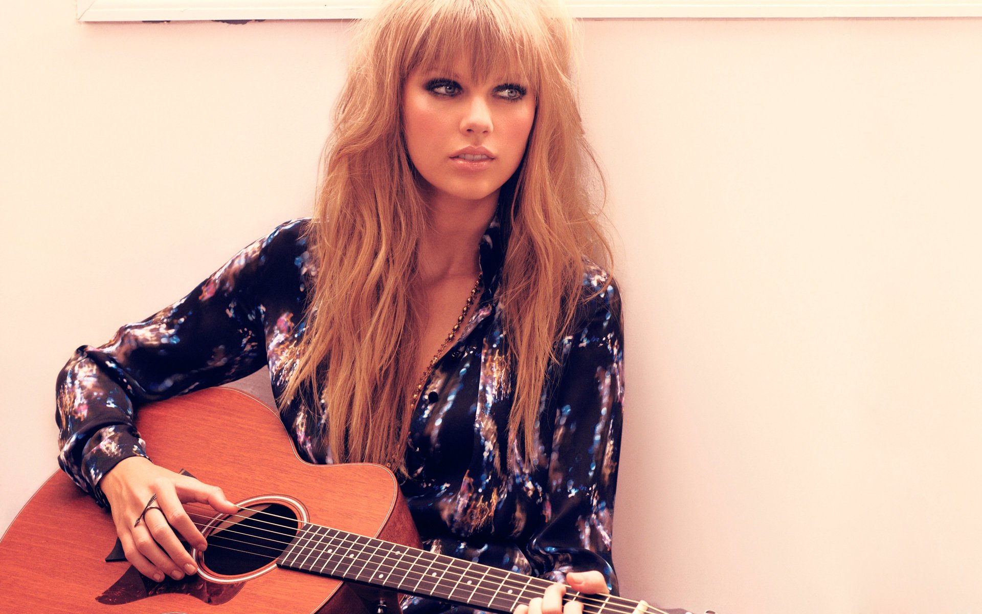 beauty taylor swift singer guitar