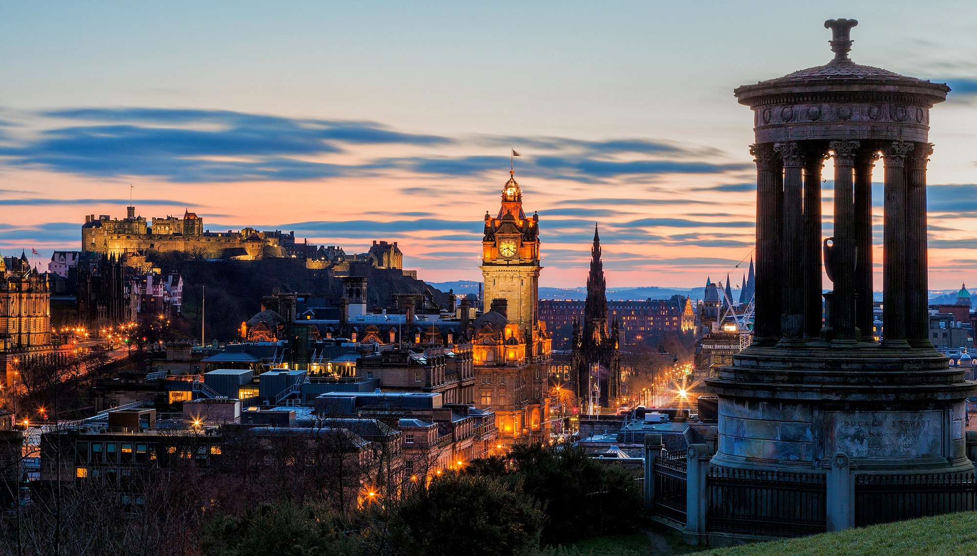 edinburgh schottland calton hill dugald stewart monument stadt panorama abend sonnenuntergang