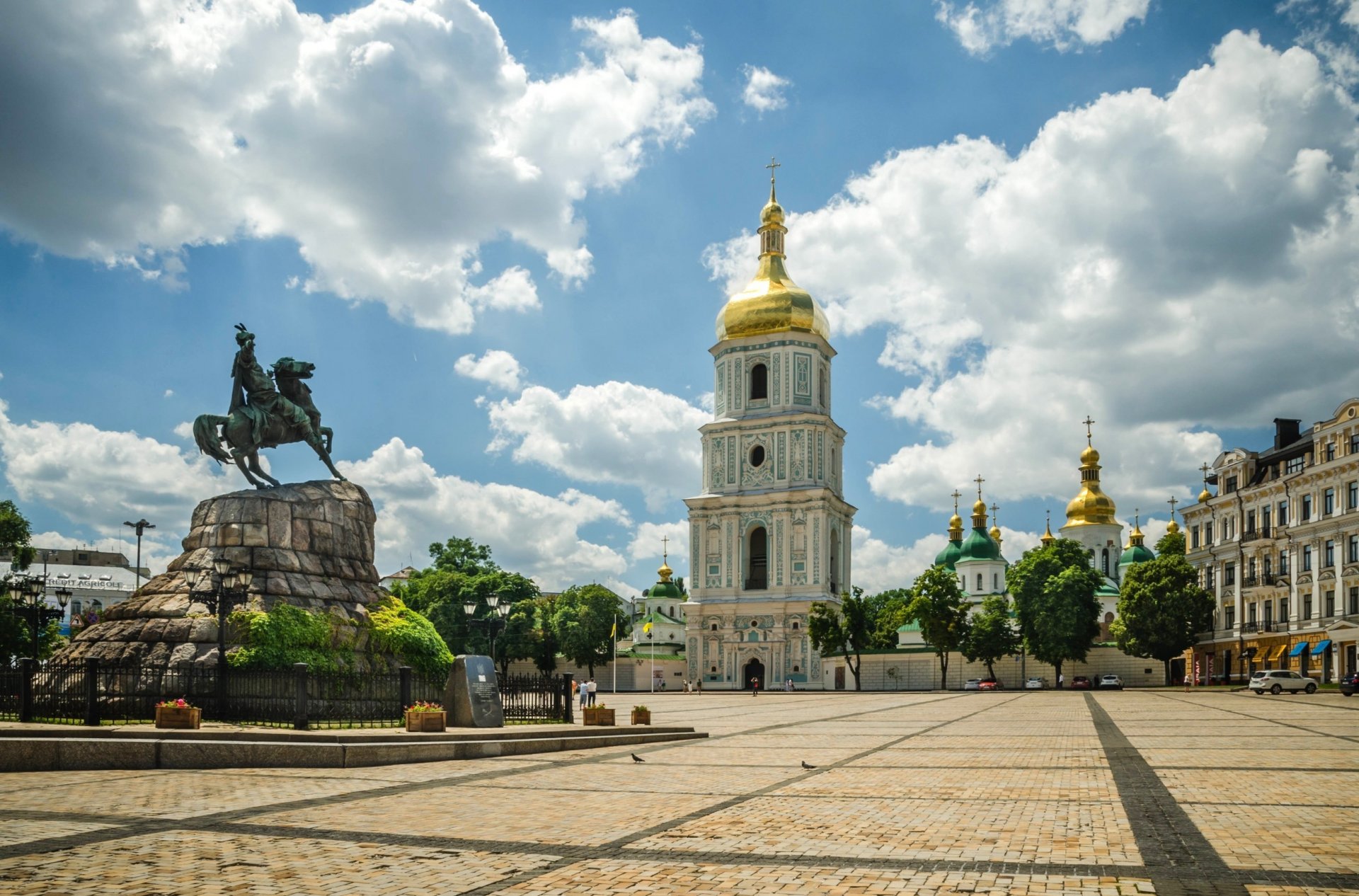 ucraina kiev piazza sofia cattedrale di santa sofia bogdan khmelnytsky monumento campanile alberi cielo nuvole