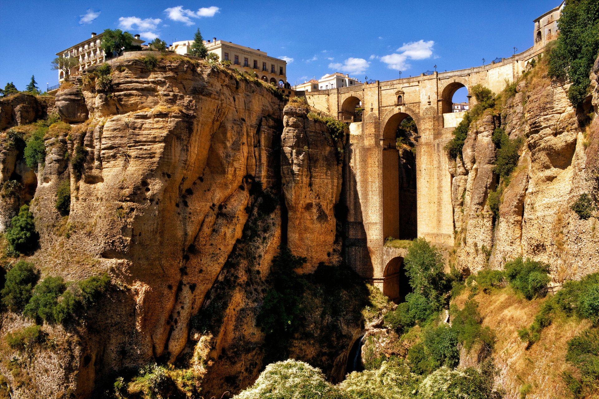 ronda andalusien spanien himmel berge felsen häuser aquädukt brücke bogen schlucht