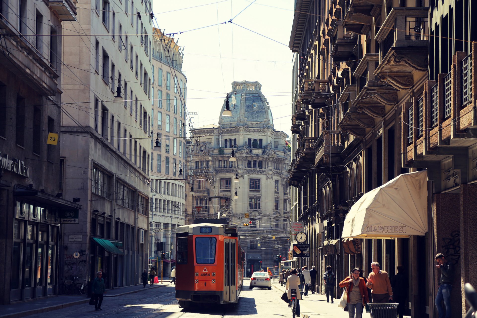 mailand italien stadt straße straßenbahn autos menschen straße häuser gebäude architektur