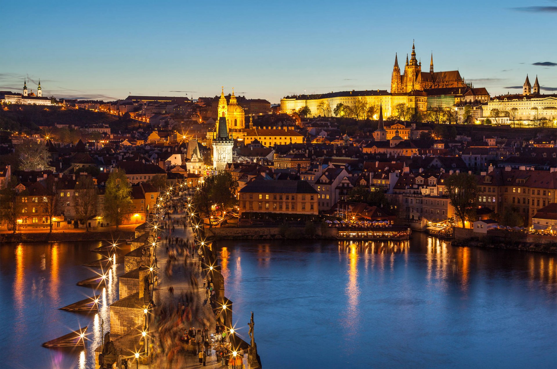 praga karlův most puente de carlos hradčany hradčany república checa česká republika ciudad vista panorama edificios casas arquitectura río moldava puente luces linternas iluminación personas