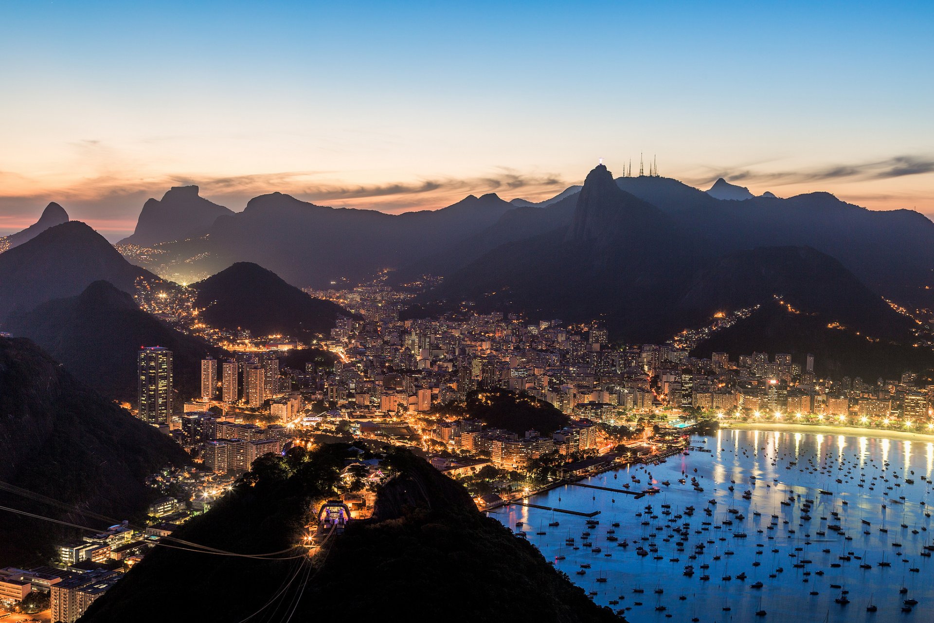 brasilien rio de janeiro bucht bucht boote abend sonnenuntergang himmel wolken stadt lichter