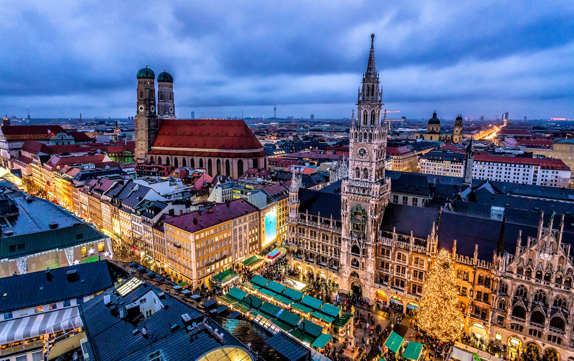 monaco di baviera germania marienplatz piazza frauenkirche frauenkirche cattedrale città sera case edifici mercato natale