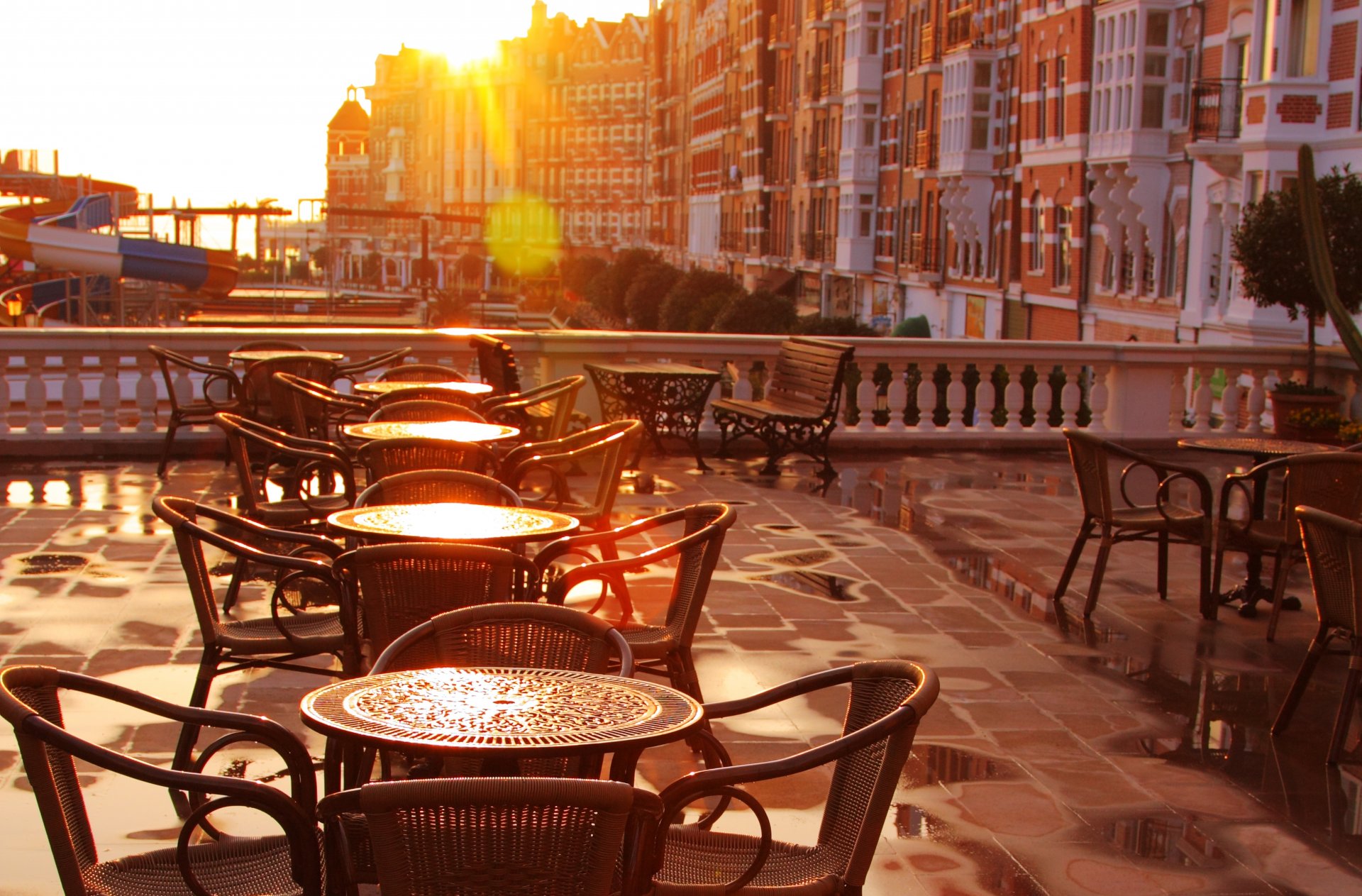 club à l ancienne chaises café de rue tôt le matin ville café terrasse à l ancienne tables tôt le matin la lumière du soleil