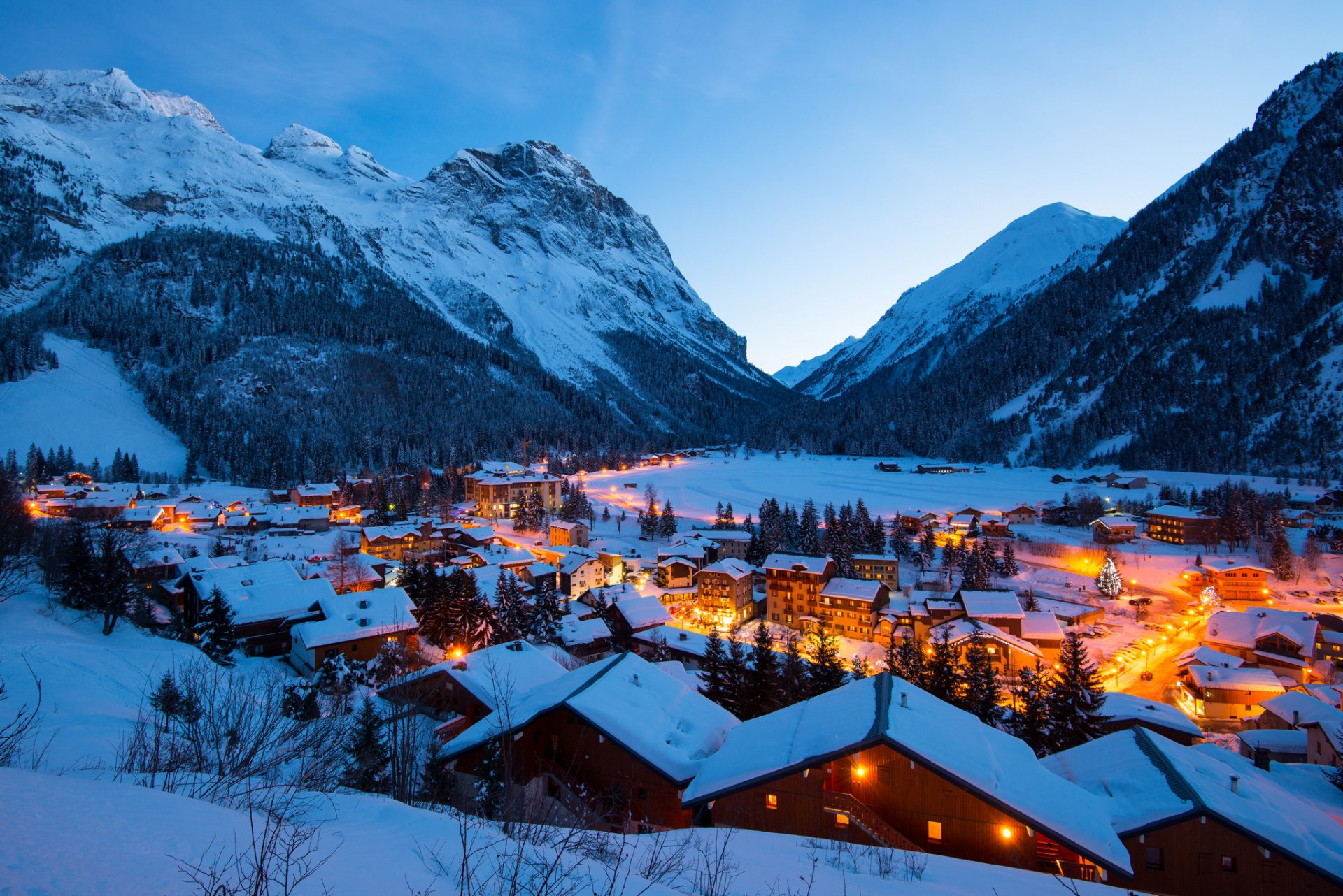 francia vanoise alpi montagne sera villaggio case tetti edifici neve inverno luci luce strade