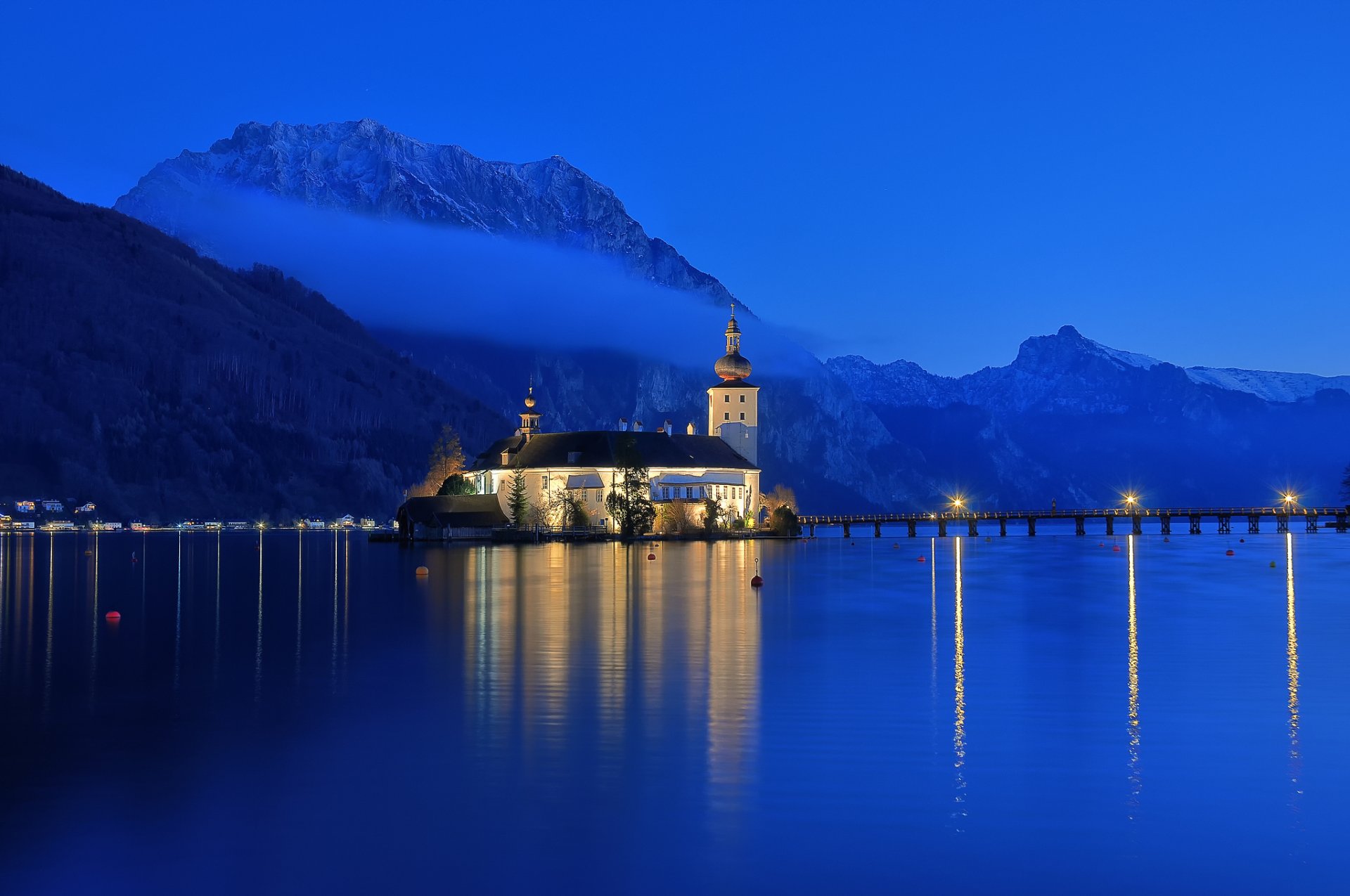 austria miasto gmunden jezioro traunze góry alpy noc mgła błękit niebo natura