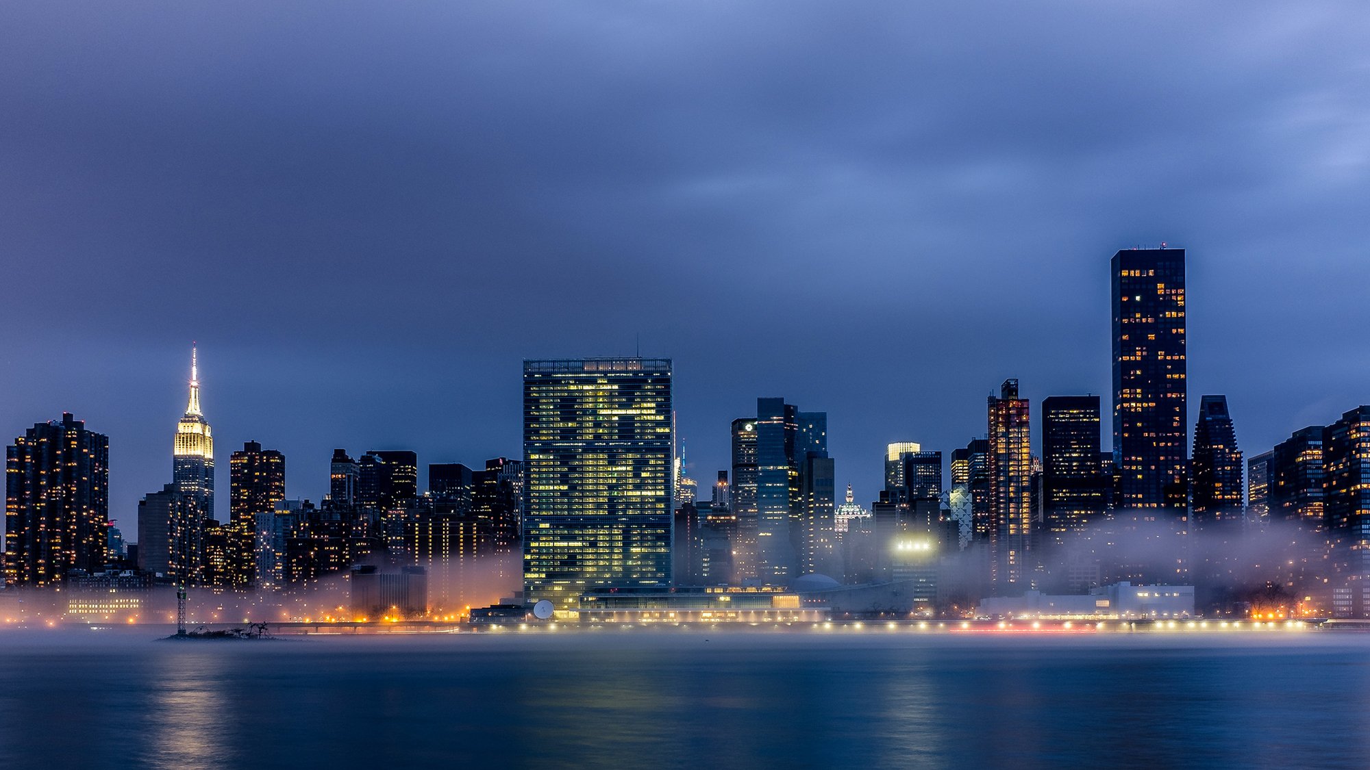 new york manhattan midtown midtown usa sera nebbia città grattacieli edifici luci