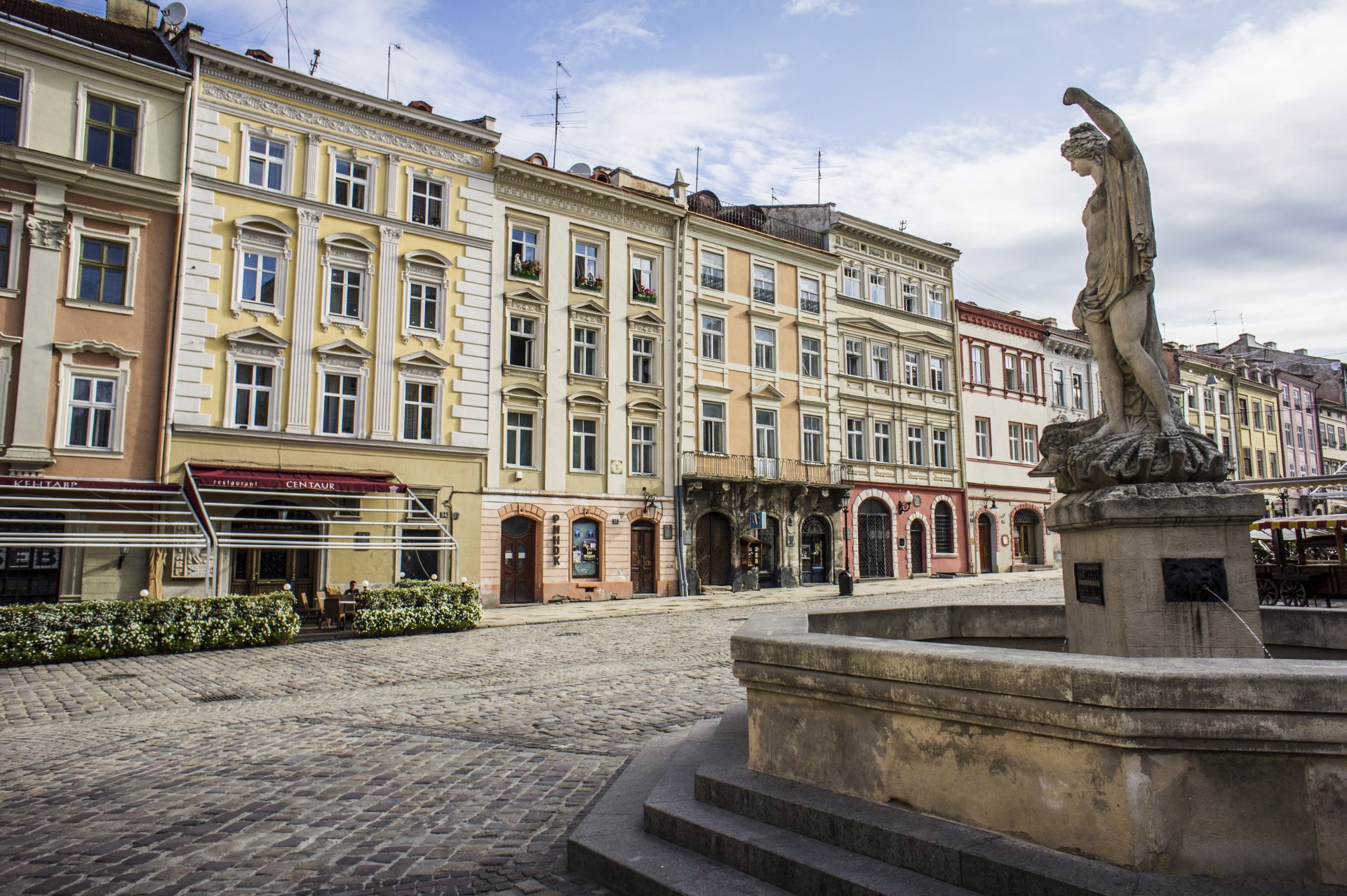 ucrania lviv plaza del mercado fuente adoquines