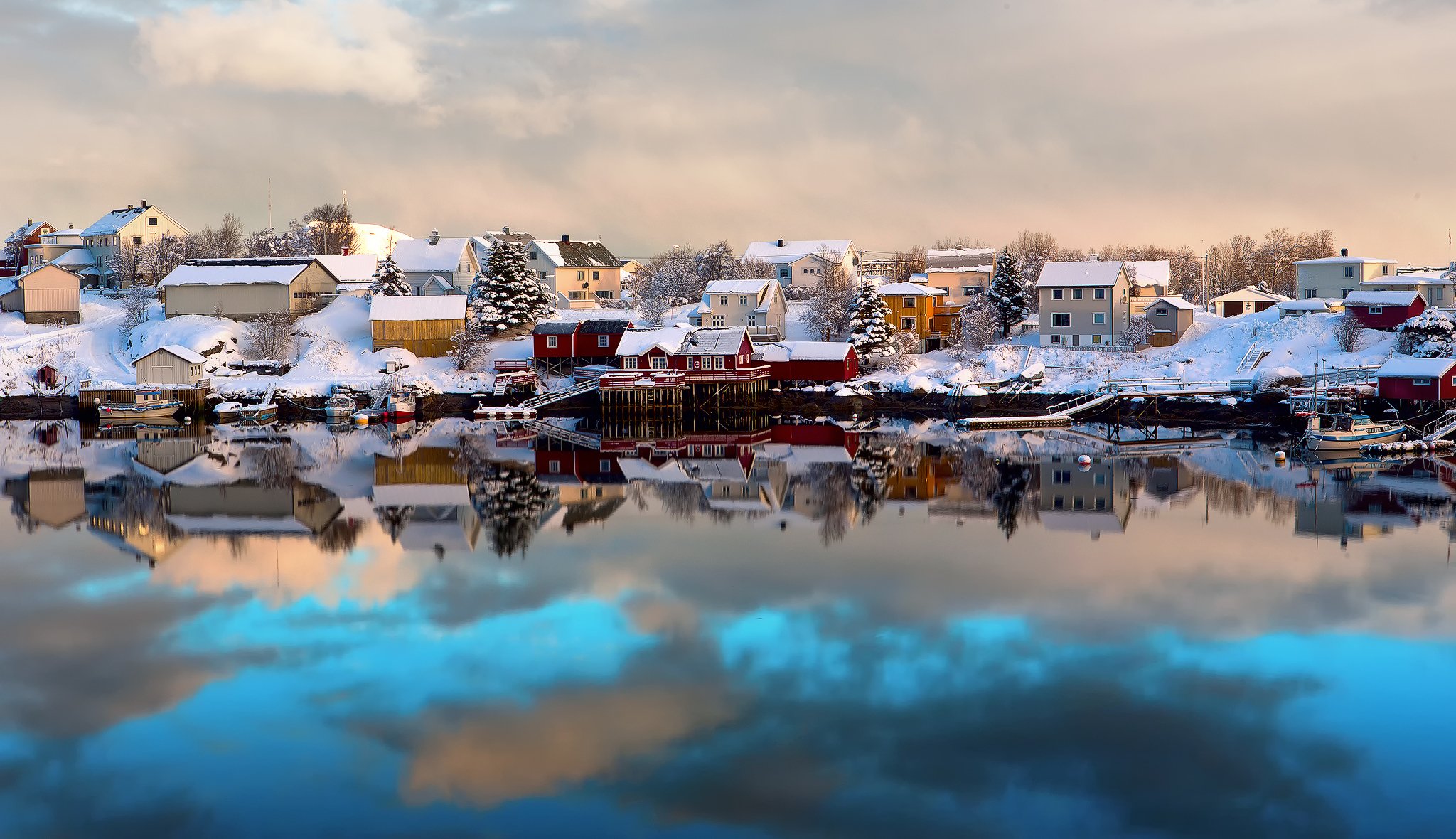 norvegia lofoten lofoten inverno case neve barche riflessioni