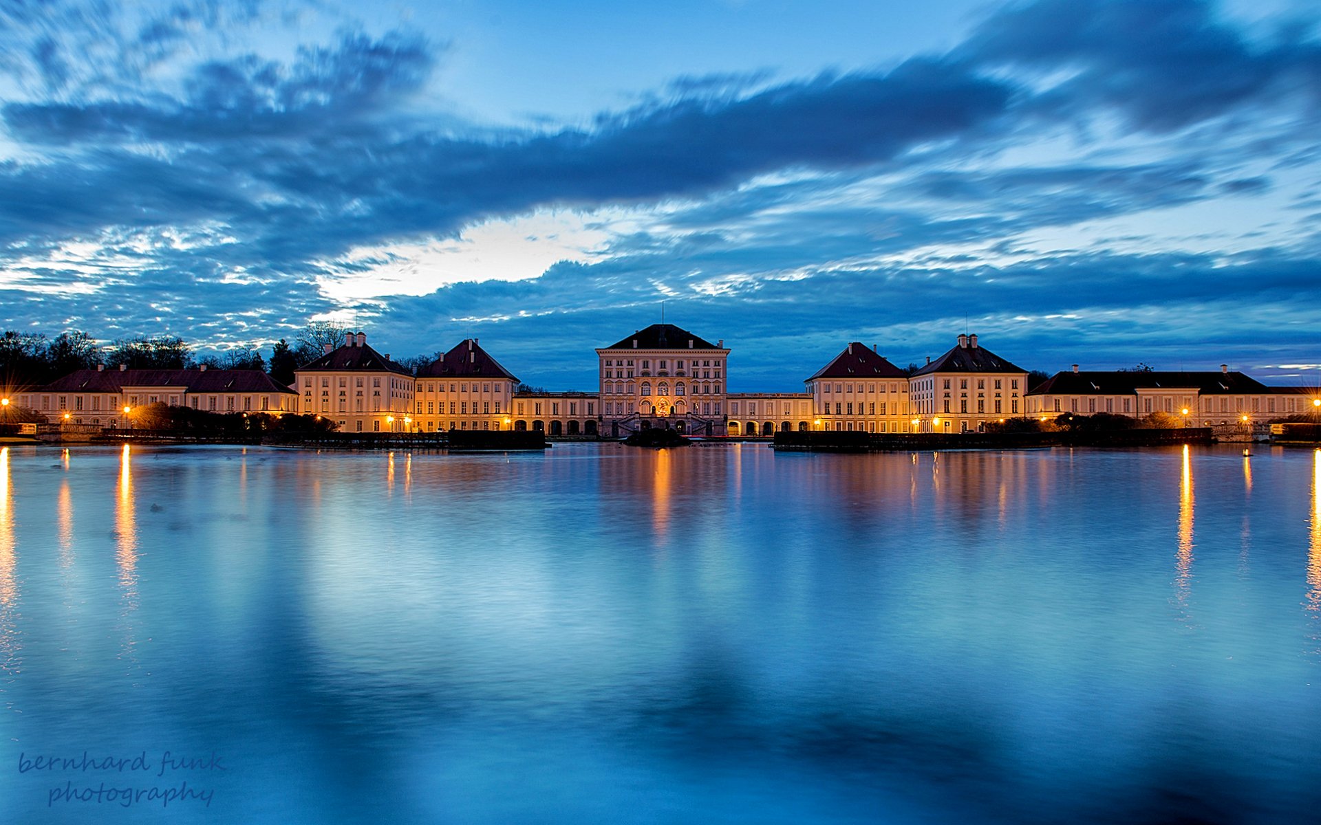 deutschland bayern münchen stadt fluss schloss palast nymphenburg lichter beleuchtung hintergrundbeleuchtung abend blau himmel wolken