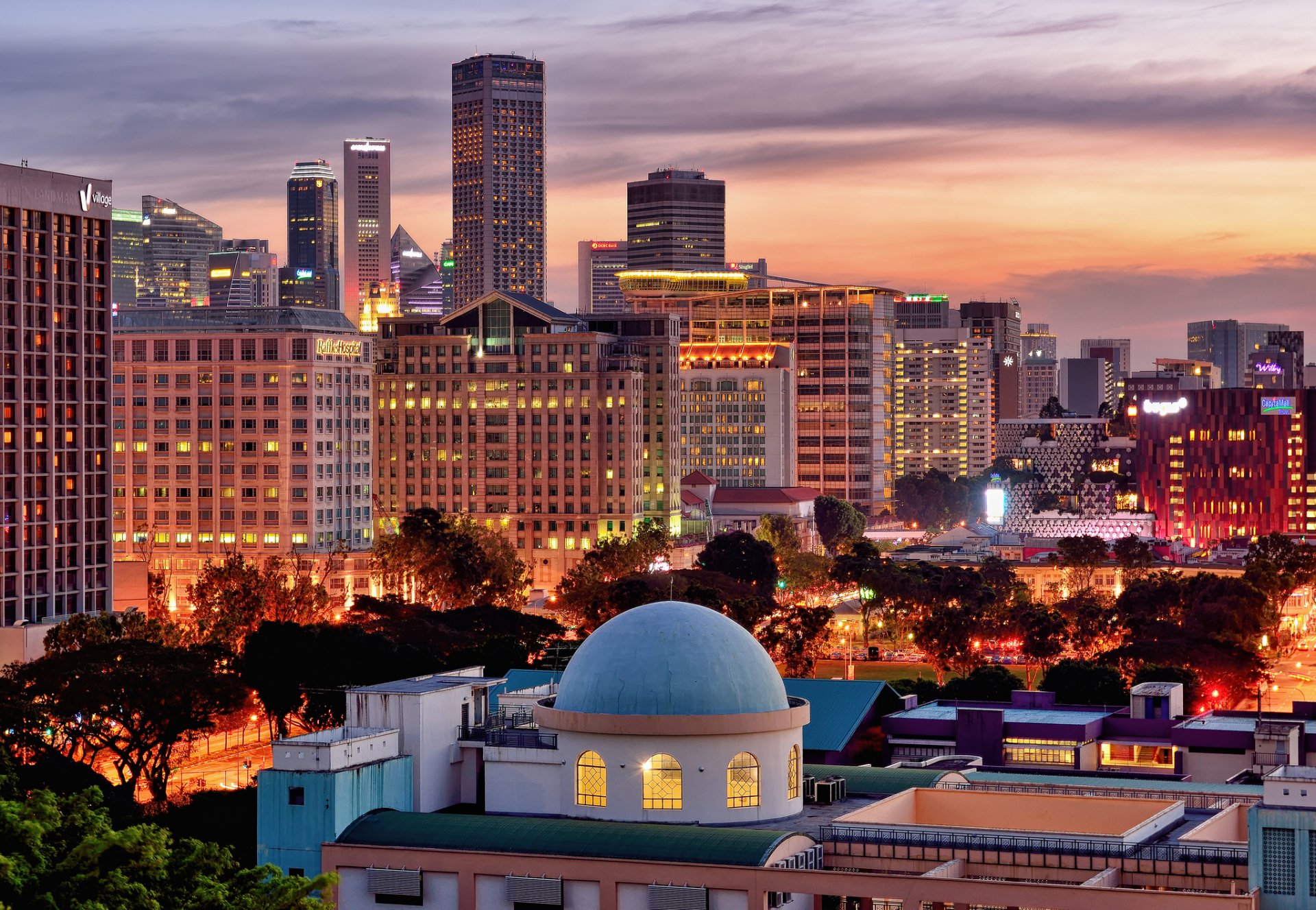 singapur miasto budynek madrasa aljunied al-islamiyah domy wieżowce drapacze chmur drzewa wieczór