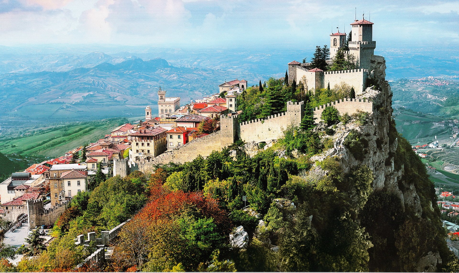 italie saint-marin ville horizon montagnes forêt photo