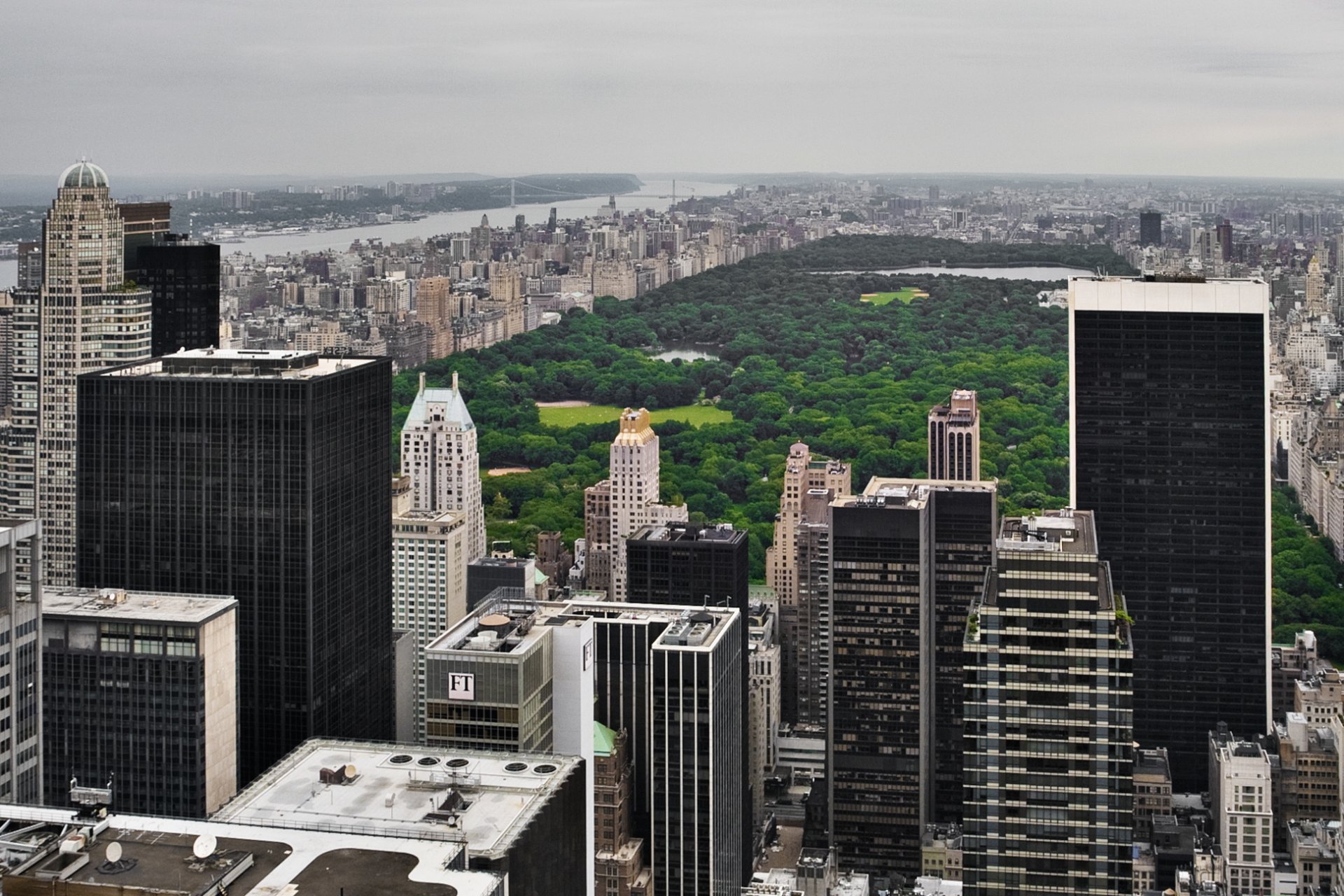 usa vereinigte staaten von amerika amerika new york manhattan central park skyline wolkenkratzer bäume gras park