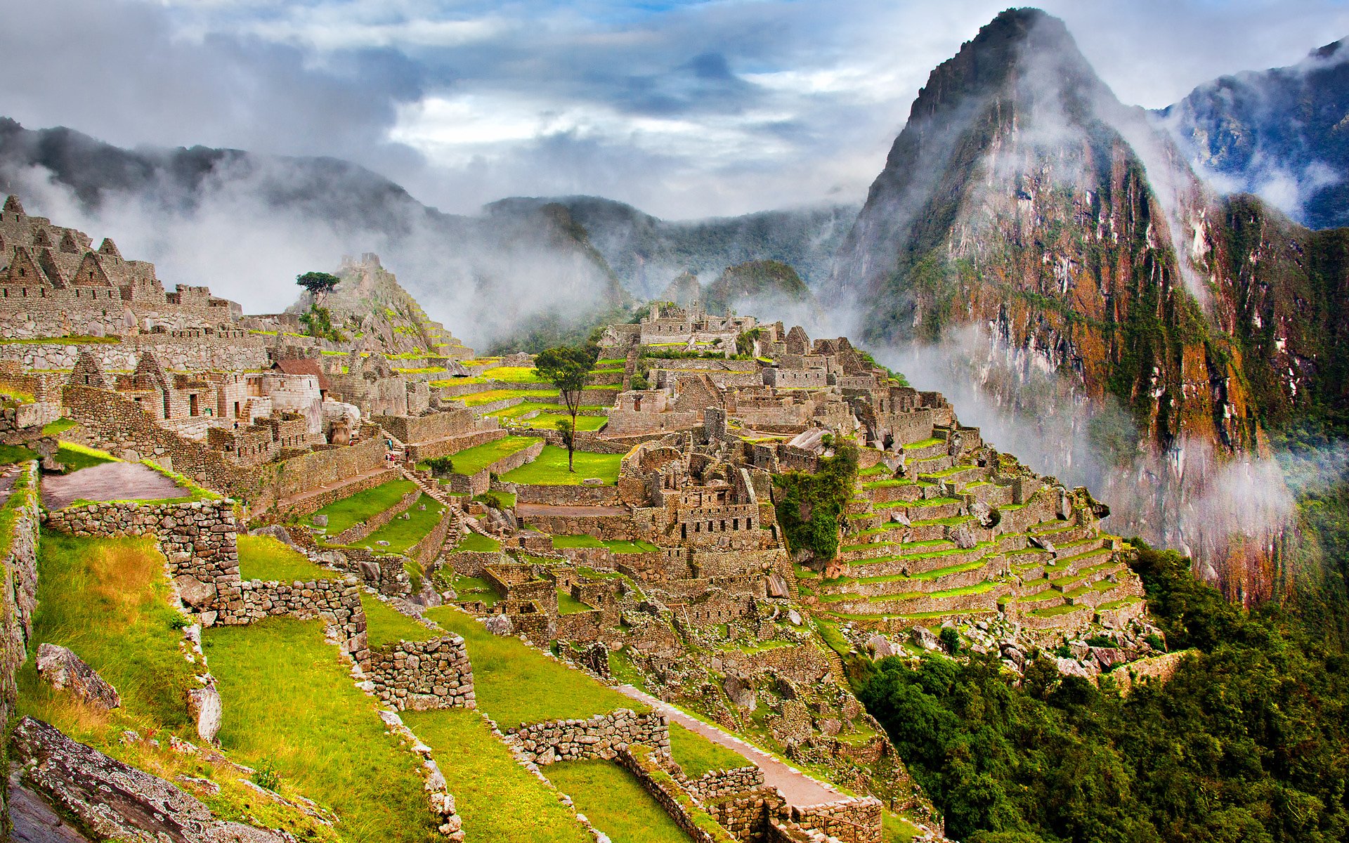 peru miasto machu picchu ruiny góry stoki mgła