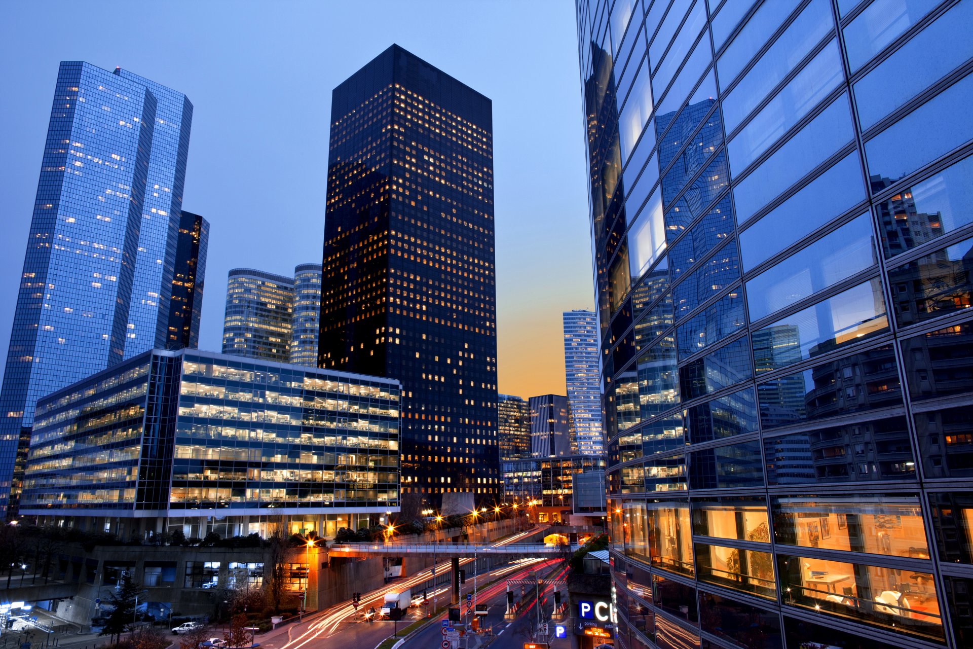 francia parigi la défense la défense città notte strade automobili luci ponte edifici grattacieli finestre luce