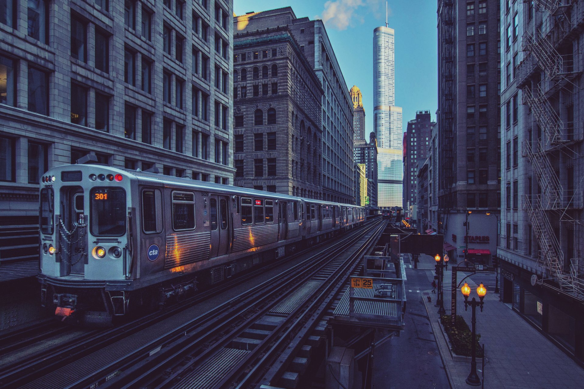 chicago illinois miasto pociąg drapacze chmur poranek latarnie