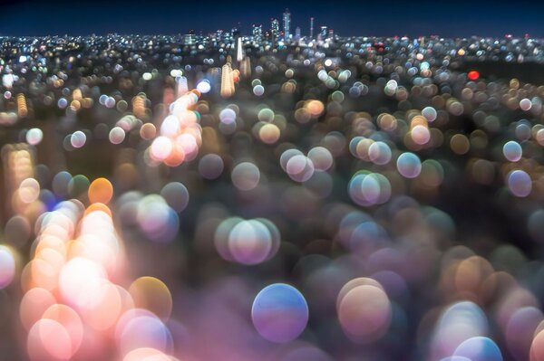 Les reflets de la ville de nuit à Tokyo