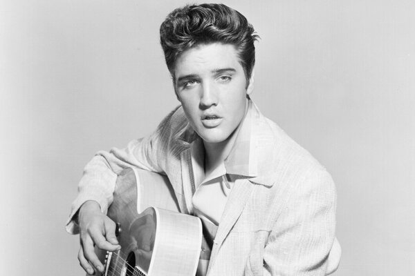 Elvis Presley mit Gitarre, Rock n Roll-Legende, weiß