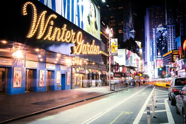 Les gratte-ciel de New York brillent avec des panneaux lumineux