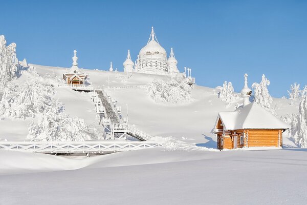 Belogorodsky St.-Nikolaus-Männerkloster im verschneiten Winter