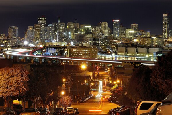 Panoramy nocnych ulic San Francisco