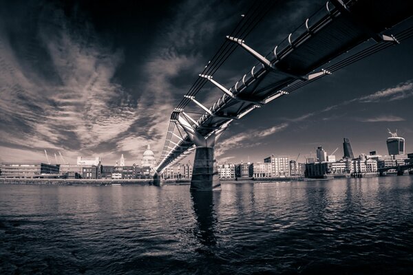 Immagine in bianco e nero di un ponte sull acqua scura