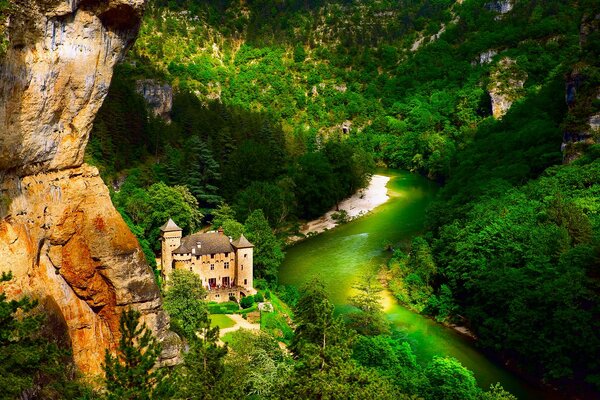 Märchenschloss mitten im Wald und Fluss