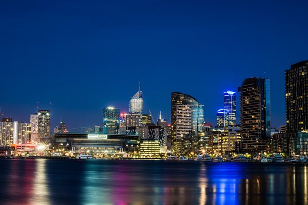 Vista della città di notte contro il cielo