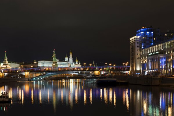 Прекрасный вид на ночную Москву