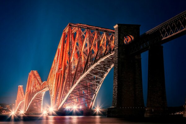 Die Fort Bridge Eisenbahnbrücke in Schottland in der Nacht