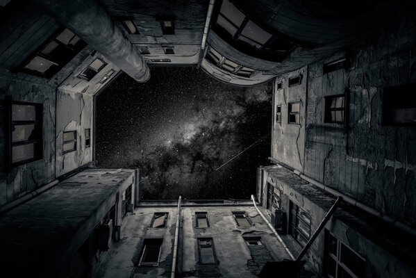 In una casa chiusa, il cielo notturno è visibile