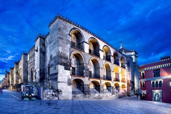 Moschea sullo sfondo di un bellissimo cielo blu in Spagna