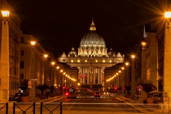 Bella piazza notturna e struttura