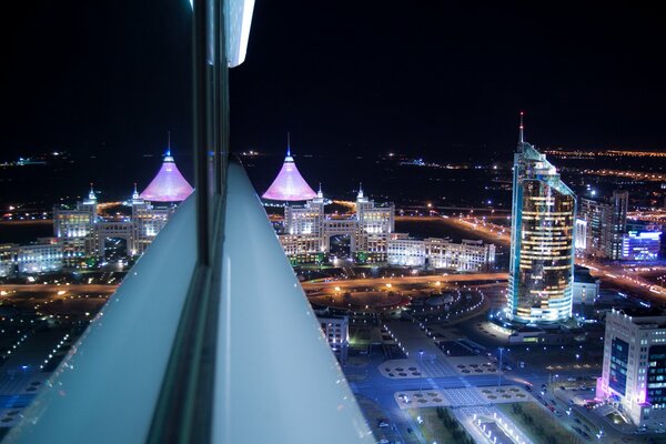 Astana en la noche. Vista de la casa