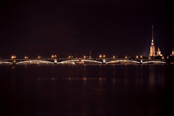 Luces nocturnas del puente Nevsky