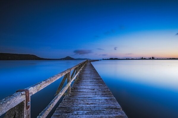 Pont le long du lac au coucher du soleil, paysage