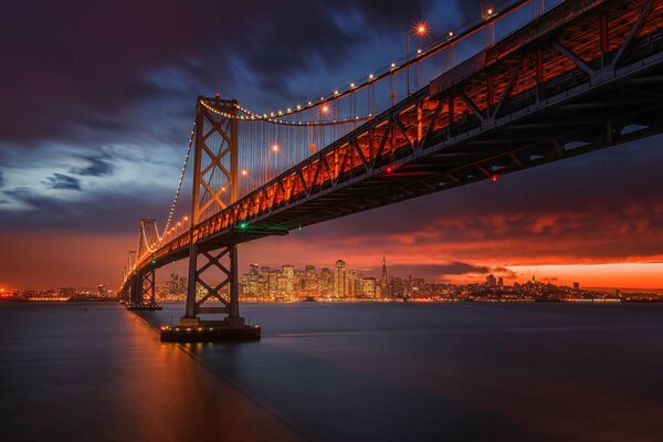 Océano, puente, ciudad en el lejano