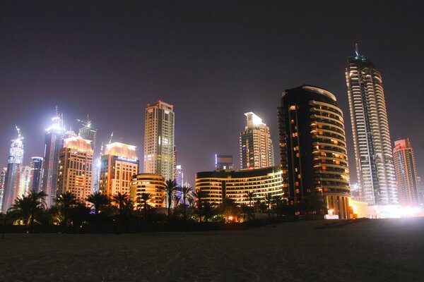 Dubai Stadt mit Strand und Sand