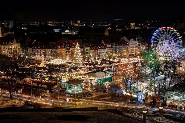 Яркая городская новогодняя ярмарка