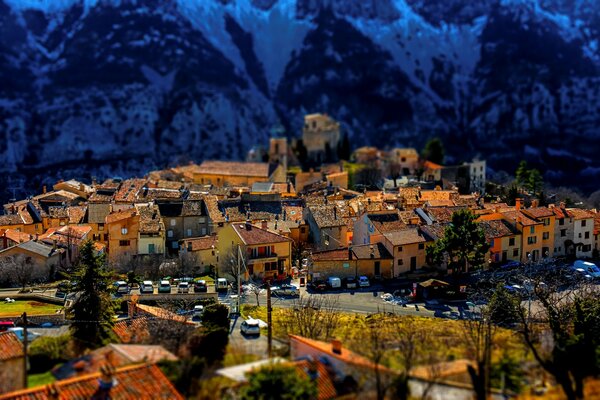 Bellissimo villaggio alpino all alba