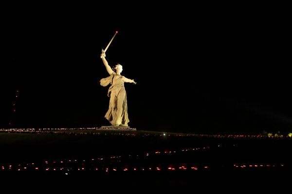 Escultura madre patria llama en honor a la gran guerra patria