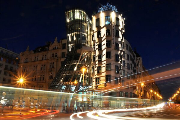 Tanzendes Haus in Prag am Abend