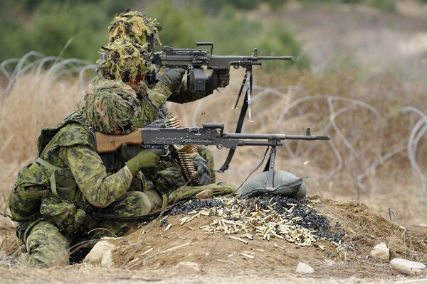 Zwei Soldaten mit Waffen im Hinterhalt