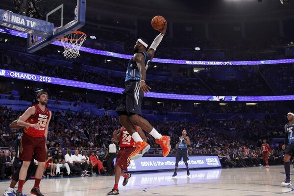 Sloan Dunk throws the ball into the ring