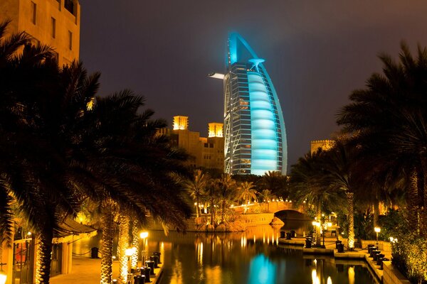 Blick auf das berühmte Hotel im Nachtleben von Dubai