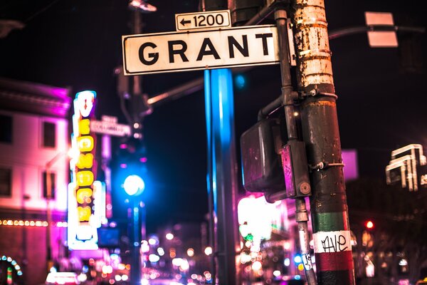 Pointeur dans la ville de nuit dans la rue